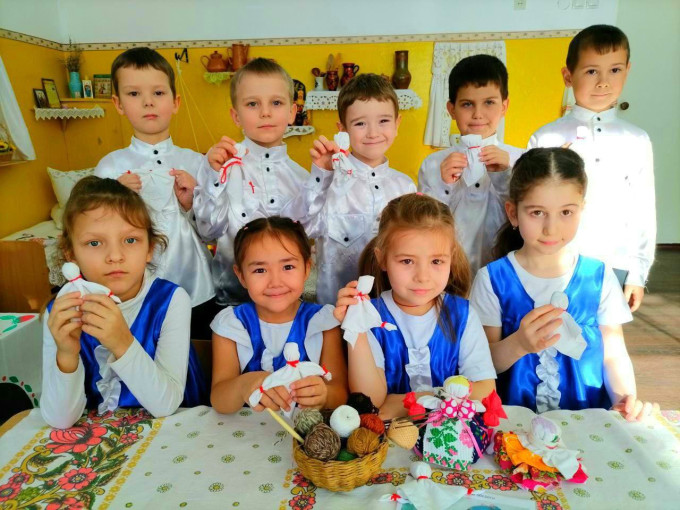 У казачат прошло интересное мероприятие по изготовлению куклы - оберега. В начале занятия воспитатель познакомила детей с особенностями изготовления куклы, видах мотанок и их значении У казачат прошло интересное мероприятие по изготовлению куклы - оберега. В начале занятия воспитатель познакомила детей с особенностями изготовления куклы, видах мотанок и их значении.
